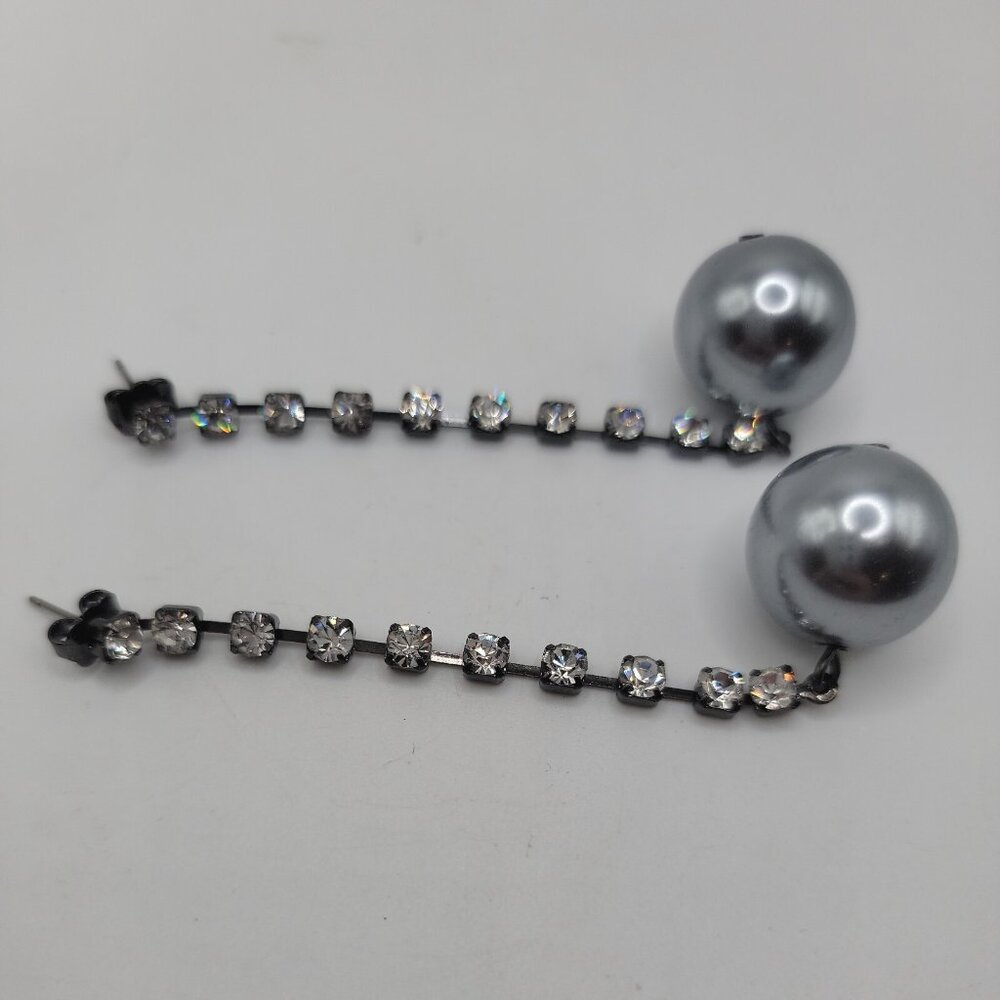 NEW IN BOX AVON GLAM STAR‎ EARRINGS WITH SHINY SILVERTONE RHINESTONES GREY